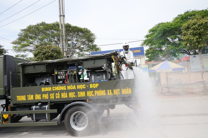 Ảnh: Xe đặc chủng phun khử khuẩn ổ dịch Bệnh viện Bệnh Nhiệt đới Trung ương - 4