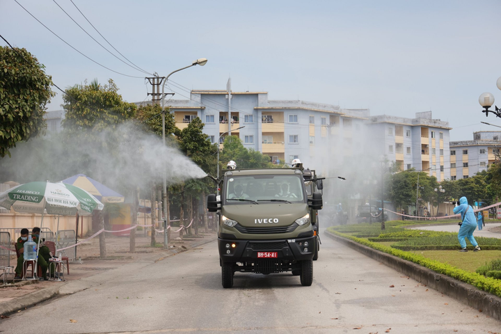 Ảnh: Xe đặc chủng phun khử khuẩn ổ dịch Bệnh viện Bệnh Nhiệt đới Trung ương - 5