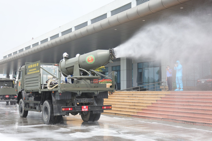 Ảnh: Xe đặc chủng phun khử khuẩn ổ dịch Bệnh viện Bệnh Nhiệt đới Trung ương - 6