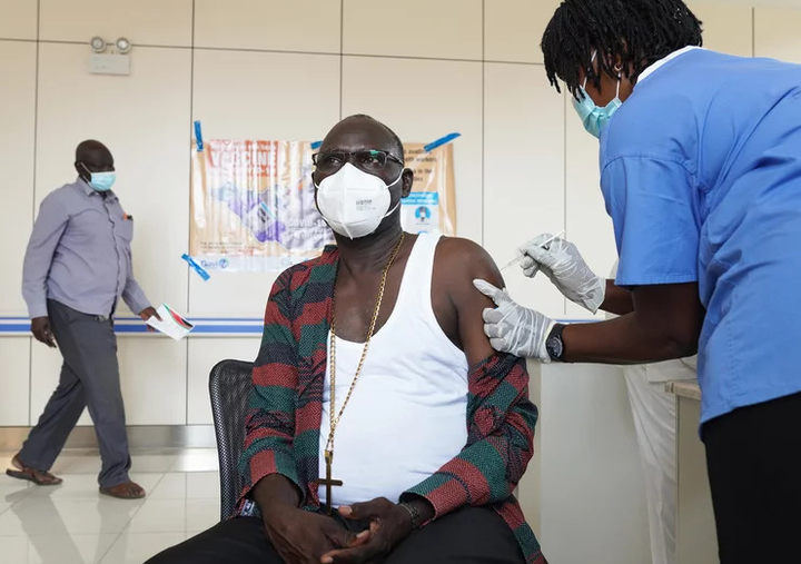 Dù khan hiếm, các nước châu Phi vẫn tiêu hủy vaccine COVID-19 - 1