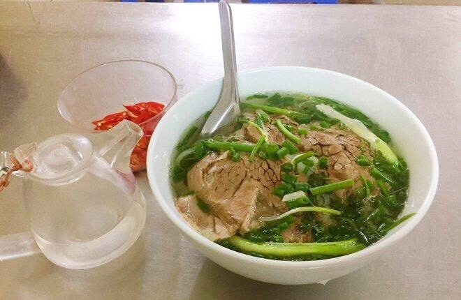 Quán phở đặc biệt gần nửa thế kỷ không tìm nổi miếng chanh vẫn tấp nập người ăn - 4