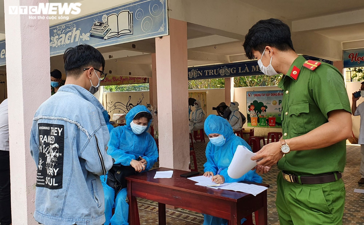 Ảnh: Đà Nẵng xét nghiệm COVID-19 tất cả nhân viên massage, vũ trường, karaoke - 3