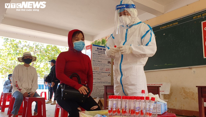 Ảnh: Đà Nẵng xét nghiệm COVID-19 tất cả nhân viên massage, vũ trường, karaoke - 4