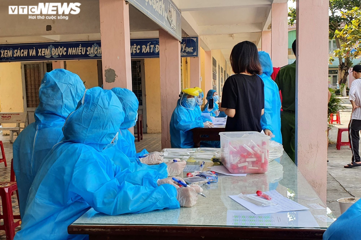 Ảnh: Đà Nẵng xét nghiệm COVID-19 tất cả nhân viên massage, vũ trường, karaoke - 6