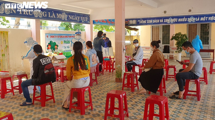 Ảnh: Đà Nẵng xét nghiệm COVID-19 tất cả nhân viên massage, vũ trường, karaoke - 1