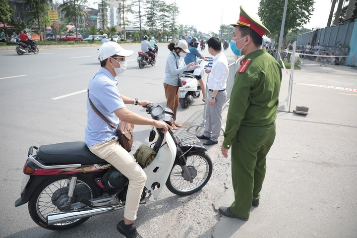 Bộ Y tế yêu cầu nhân viên không ăn tiệc buffet, đến quán bar hay karaoke - 1