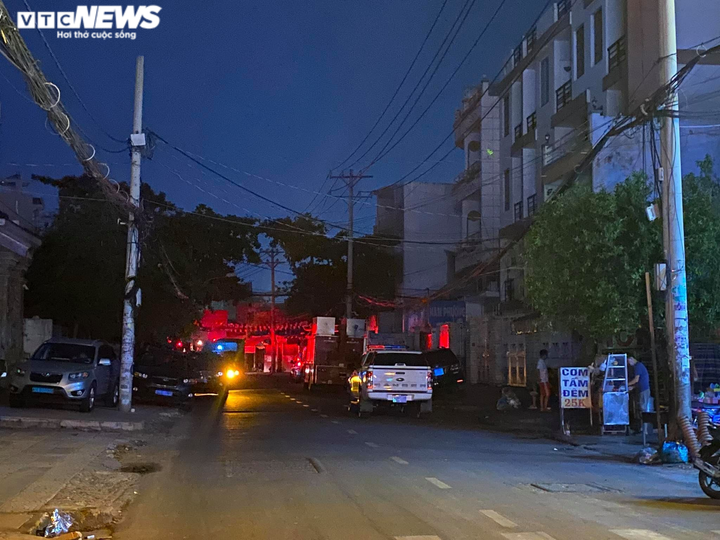 Ảnh: Phong tỏa hiện trường vụ cháy làm 8 người chết ở TP.HCM - 6