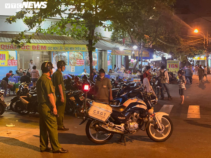 Ảnh: Phong tỏa hiện trường vụ cháy làm 8 người chết ở TP.HCM - 1