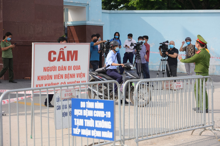 Bệnh viện K Tân Triều 'nội bất xuất, ngoại bất nhập' sau 10 ca nghi mắc COVID-19 - 2