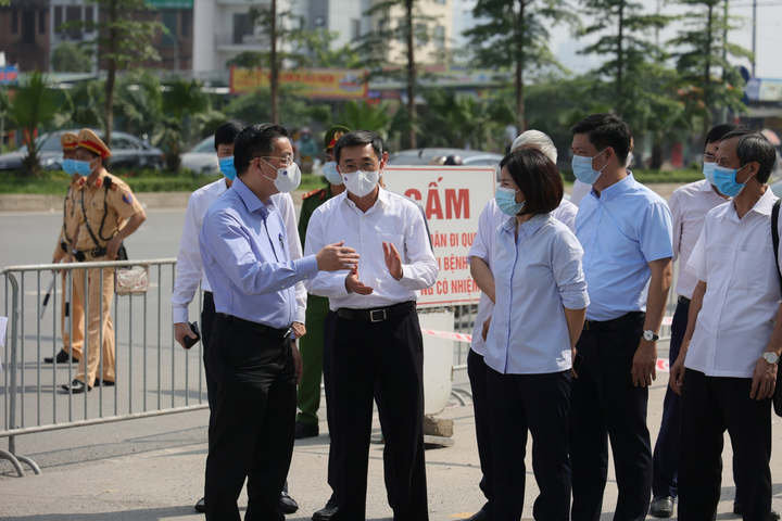 Bệnh viện K Tân Triều 'nội bất xuất, ngoại bất nhập' sau 10 ca nghi mắc COVID-19 - 7