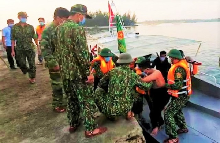 Tàu cá bị tàu vận tải đâm chìm rồi bỏ đi, 3 ngư dân kêu cứu - 1