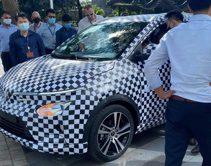 Lộ diện hình ảnh ô tô điện VinFast VF e34 lần đầu xuất hiện trên đường phố - 2