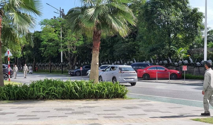 Lộ diện hình ảnh ô tô điện VinFast VF e34 lần đầu xuất hiện trên đường phố - 1