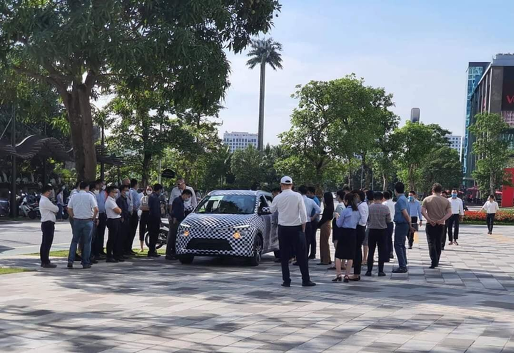 Lộ diện hình ảnh ô tô điện VinFast VF e34 lần đầu xuất hiện trên đường phố - 3