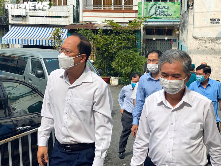 Lãnh đạo TP.HCM thăm hỏi gia đình có 8 người chết trong vụ cháy tại Quận 11 - 1