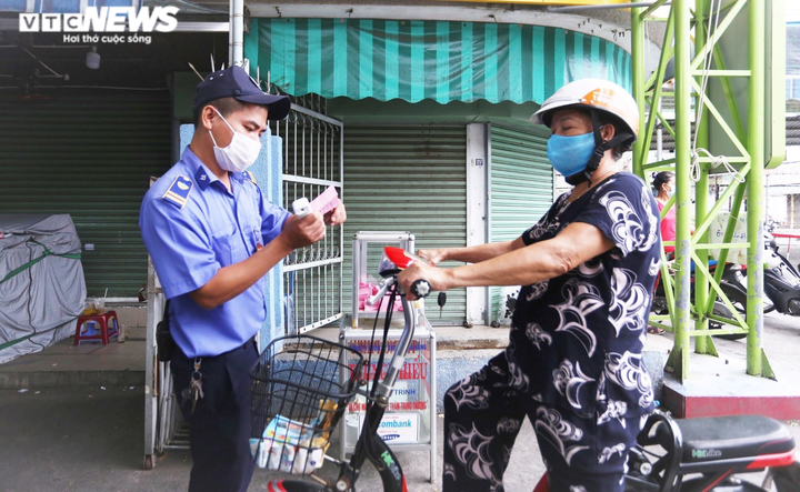 Đà Nẵng trưng dụng thêm bệnh viện chữa COVID-19, phát thẻ đi chợ cho dân - 1