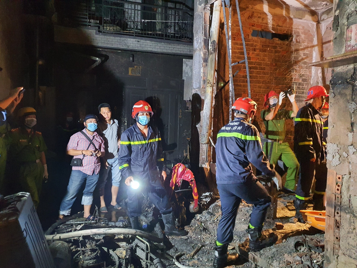 Hiện trường bên trong căn nhà cháy làm 8 người chết - 3