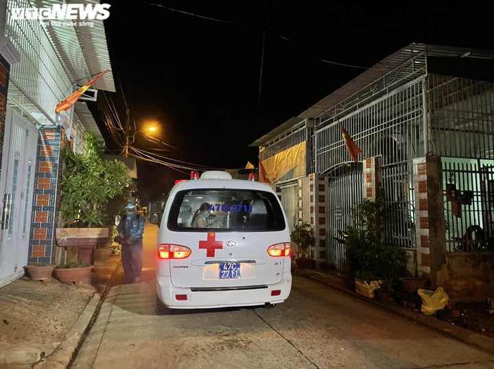 Ảnh: Đắk Lắk phong toả con hẻm có ca nghi mắc COVID-19 - 10