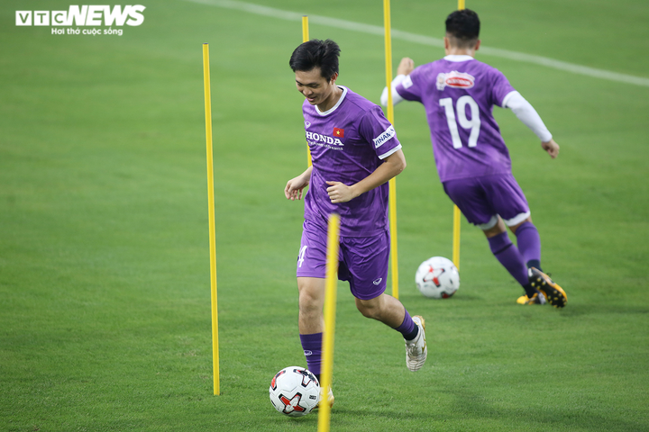 Tuyển Việt Nam khoe áo mới lạ lẫm - 9