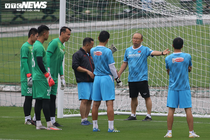 Tuyển Việt Nam khoe áo mới lạ lẫm - 4