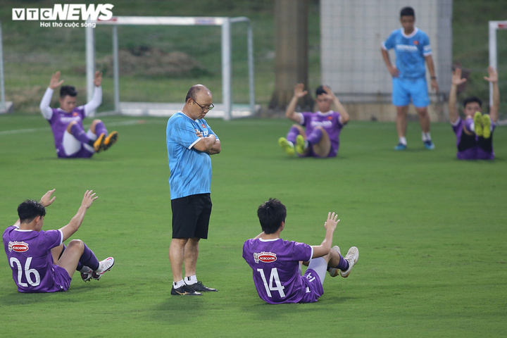 Tuyển Việt Nam khoe áo mới lạ lẫm - 6