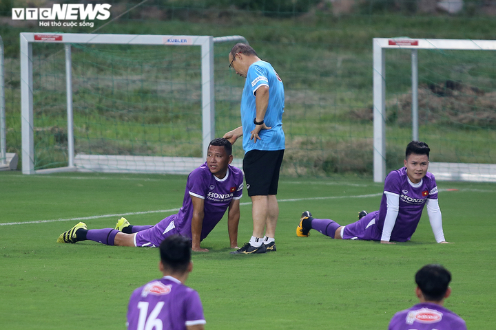 Tuyển Việt Nam khoe áo mới lạ lẫm - 7