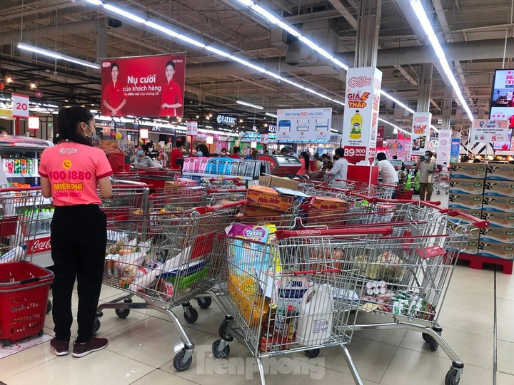 Chợ vắng hoe, khách đổ vào siêu thị mua thực phẩm cuối tuần - 10