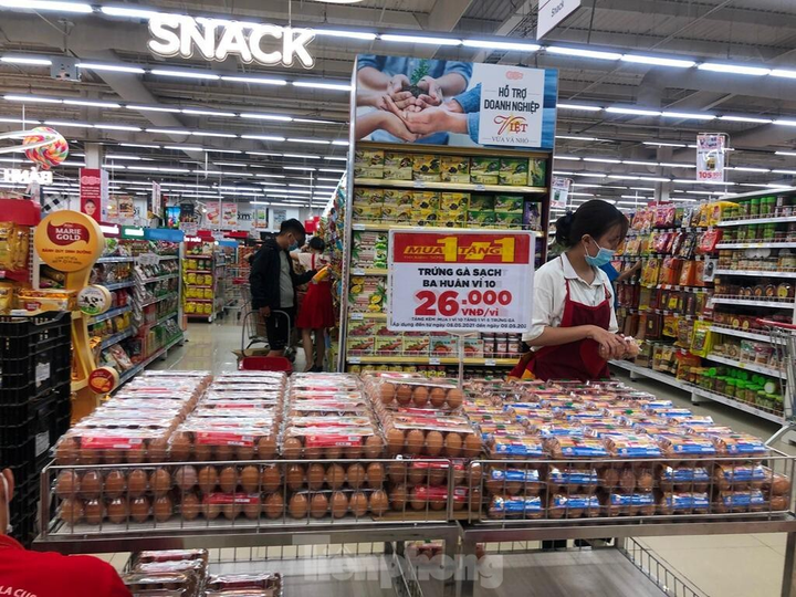 Chợ vắng hoe, khách đổ vào siêu thị mua thực phẩm cuối tuần - 3