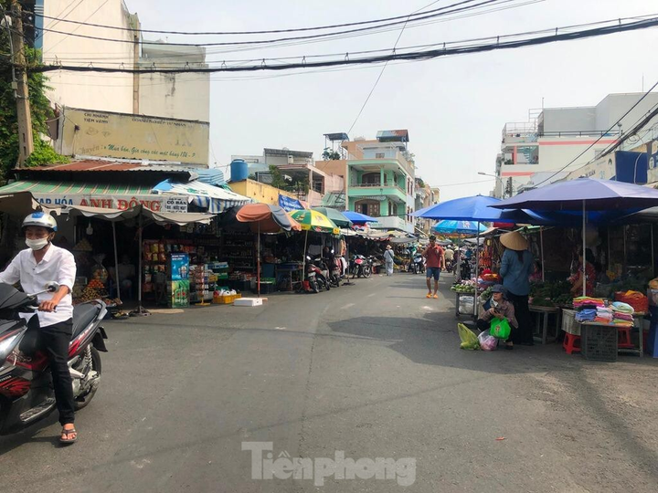 Chợ vắng hoe, khách đổ vào siêu thị mua thực phẩm cuối tuần - 19