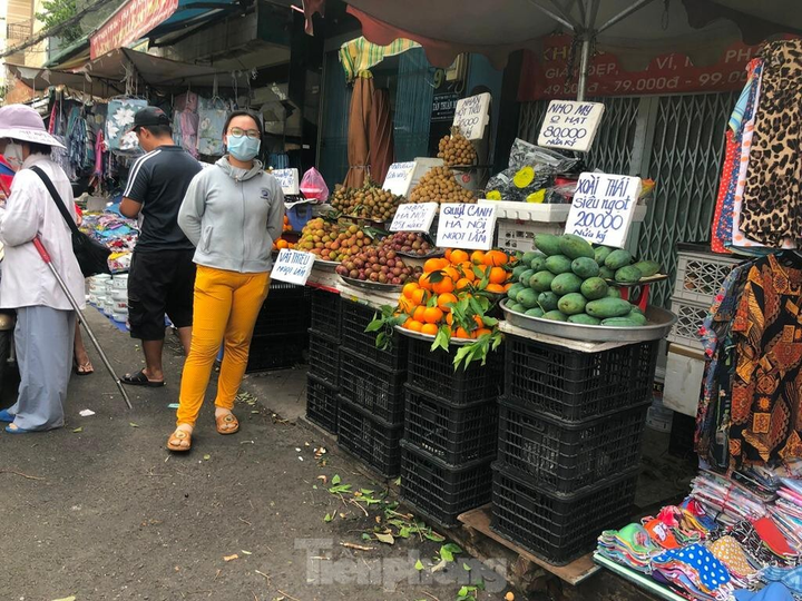 Chợ vắng hoe, khách đổ vào siêu thị mua thực phẩm cuối tuần - 17