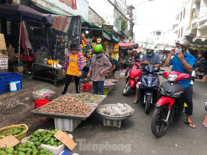 Chợ vắng hoe, khách đổ vào siêu thị mua thực phẩm cuối tuần - 16