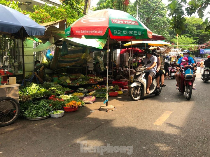 Chợ vắng hoe, khách đổ vào siêu thị mua thực phẩm cuối tuần - 15