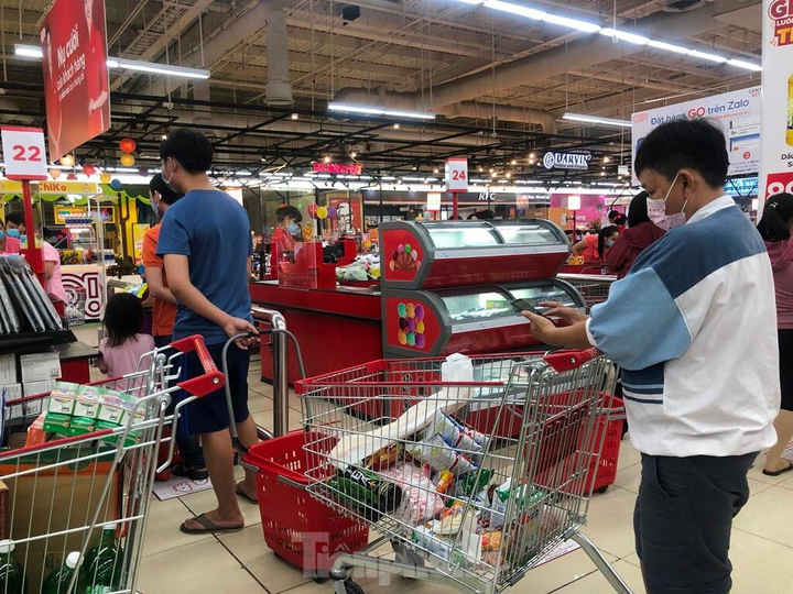 Chợ vắng hoe, khách đổ vào siêu thị mua thực phẩm cuối tuần - 12