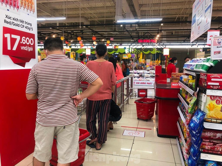 Chợ vắng hoe, khách đổ vào siêu thị mua thực phẩm cuối tuần - 13