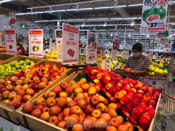 Chợ vắng hoe, khách đổ vào siêu thị mua thực phẩm cuối tuần - 2