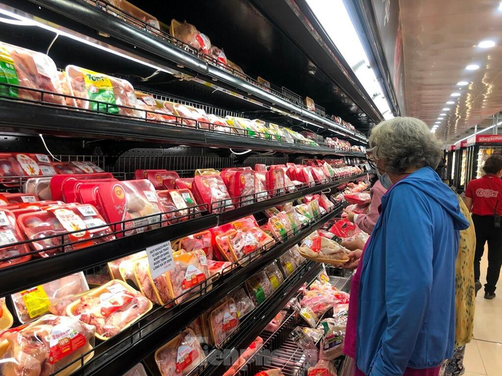 Chợ vắng hoe, khách đổ vào siêu thị mua thực phẩm cuối tuần - 8