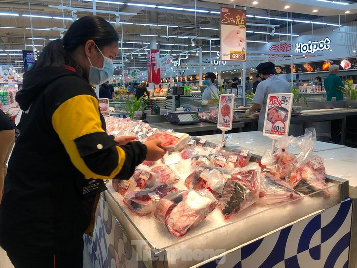 Chợ vắng hoe, khách đổ vào siêu thị mua thực phẩm cuối tuần - 7