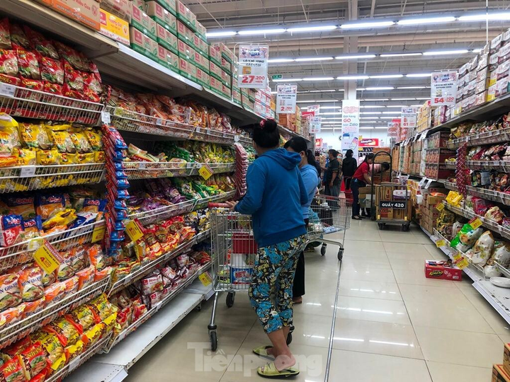 Chợ vắng hoe, khách đổ vào siêu thị mua thực phẩm cuối tuần - 5