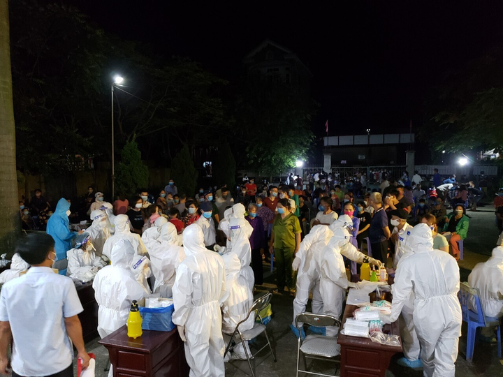 Bắc Ninh trắng đêm truy vết, lấy mẫu xét nghiệm COVID-19 cho 15.600 người - 2