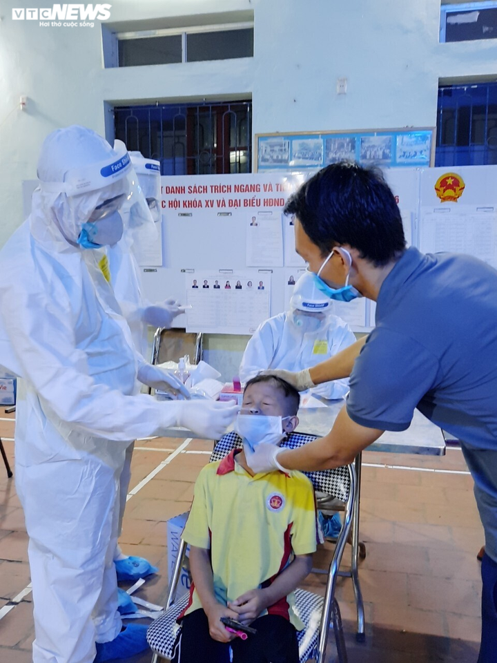 Bắc Ninh trắng đêm truy vết, lấy mẫu xét nghiệm COVID-19 cho 15.600 người - 7