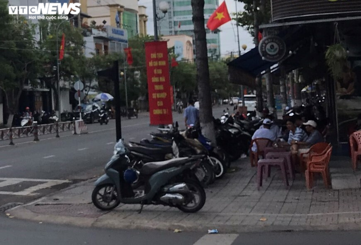 Tiền Giang: Ngày đầu giãn cách xã hội, nhiều bạn trẻ vẫn 'vô tư' vi phạm - 1