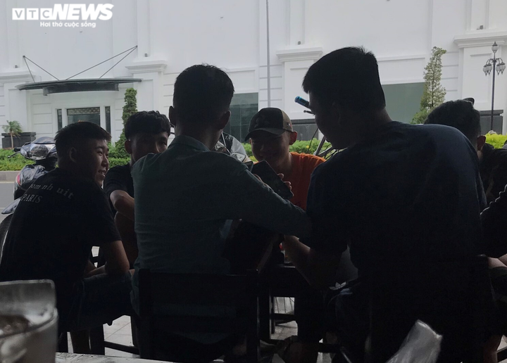 Tiền Giang: Ngày đầu giãn cách xã hội, nhiều bạn trẻ vẫn 'vô tư' vi phạm - 3