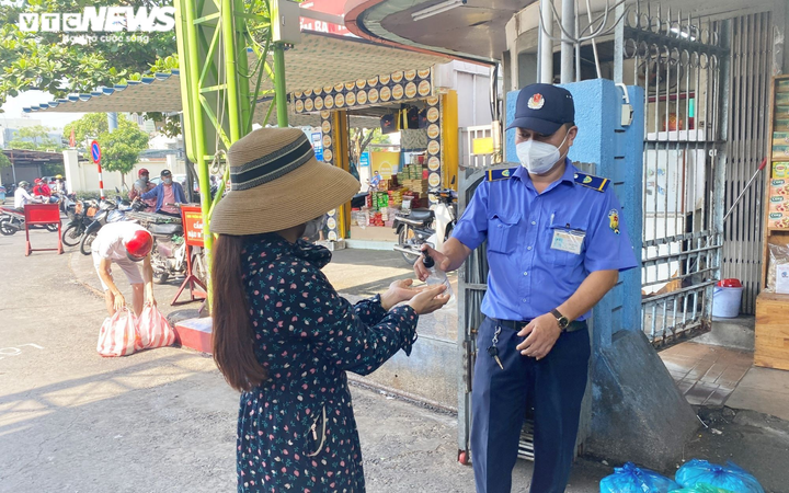 Ngày đầu Đà Nẵng áp dụng thẻ đi chợ: Ai không có thẻ, mời về! - 4