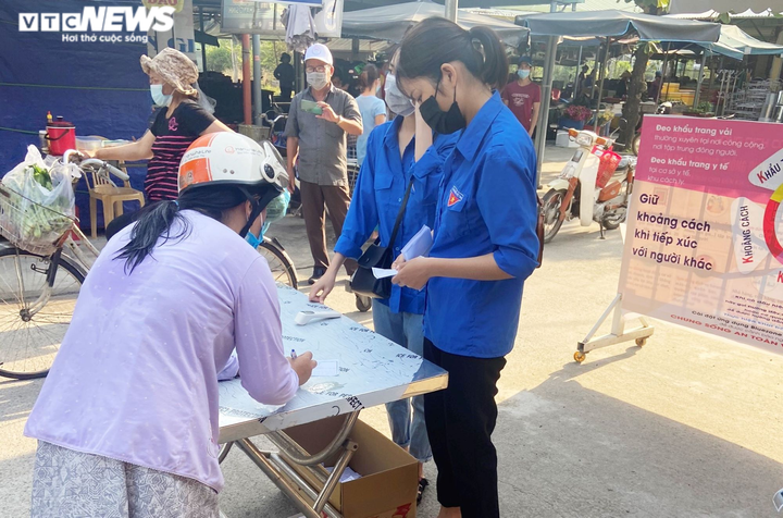 Ngày đầu Đà Nẵng áp dụng thẻ đi chợ: Ai không có thẻ, mời về! - 2