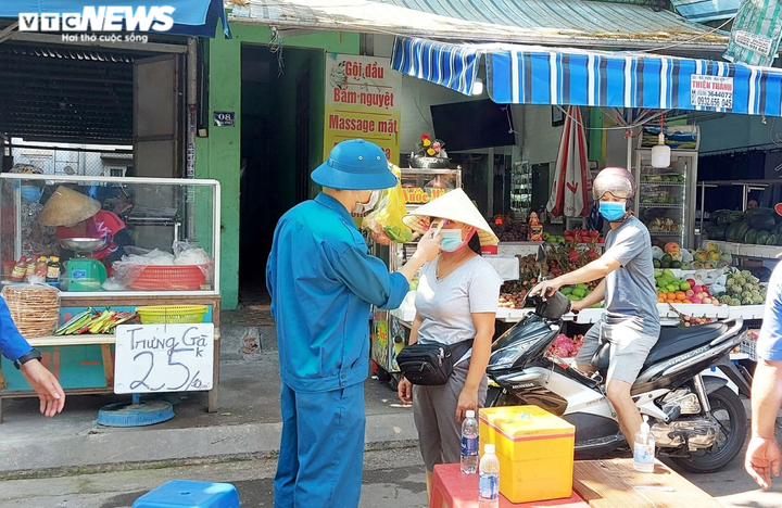 Ngày đầu Đà Nẵng áp dụng thẻ đi chợ: Ai không có thẻ, mời về! - 5