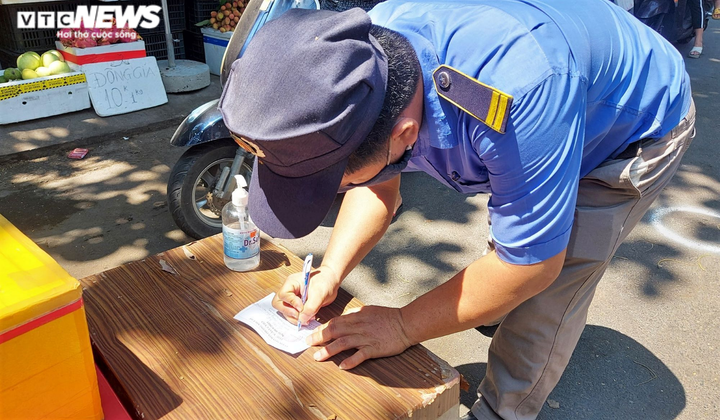 Ngày đầu Đà Nẵng áp dụng thẻ đi chợ: Ai không có thẻ, mời về! - 3