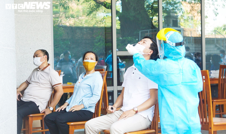 Giám đốc sở là F1, Đà Nẵng lấy mẫu xét nghiệm gần 1.400 người liên quan - 1