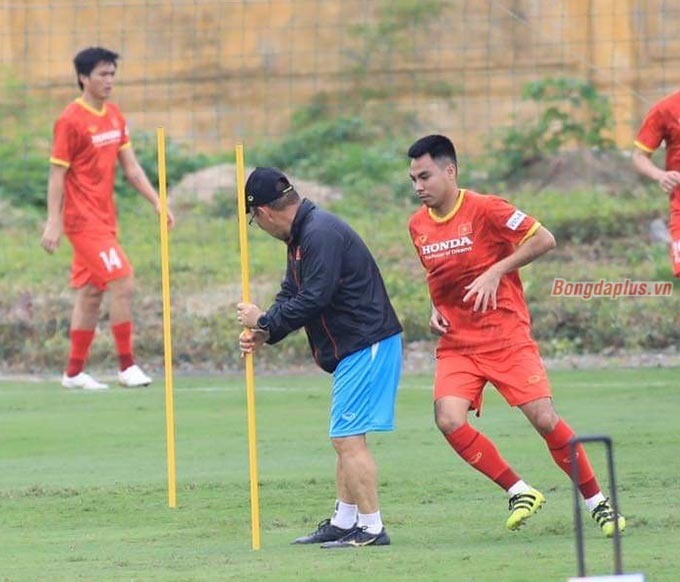HLV Park Hang Seo yêu cầu đội tuyển Việt Nam tập giữa trưa nắng 33 độ C - 10