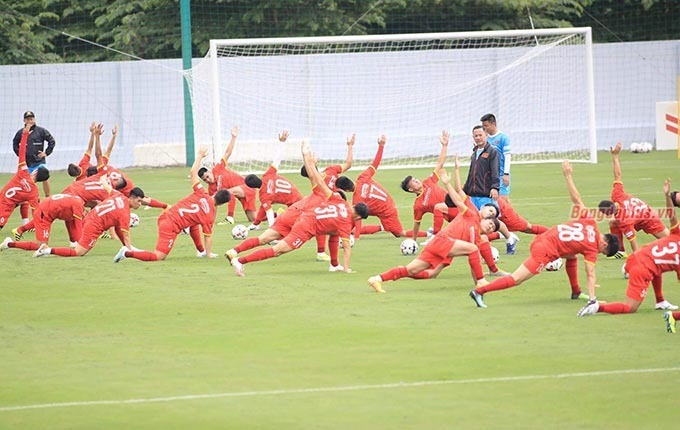 HLV Park Hang Seo yêu cầu đội tuyển Việt Nam tập giữa trưa nắng 33 độ C - 5