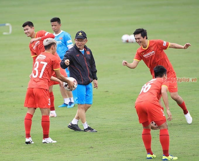 HLV Park Hang Seo yêu cầu đội tuyển Việt Nam tập giữa trưa nắng 33 độ C - 9